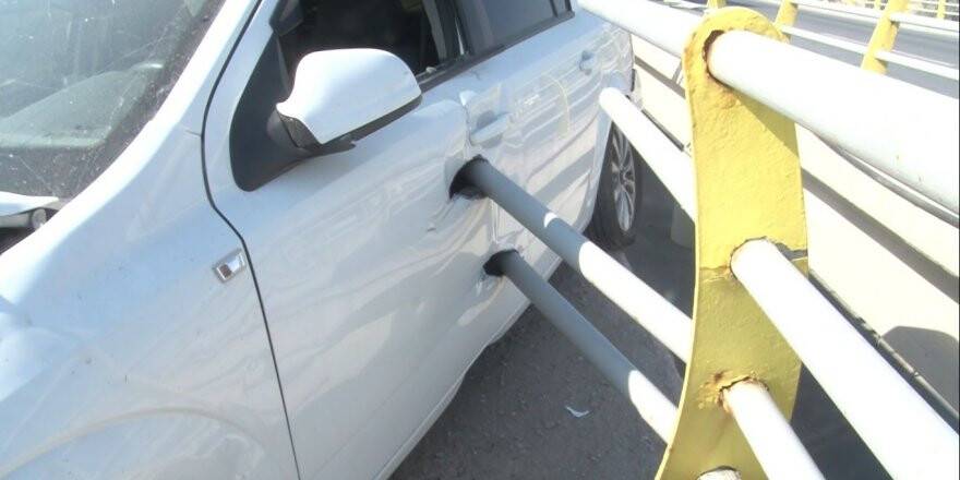 Bariyer demirleri otomobile ok gibi saplandı: 2 yaralı 