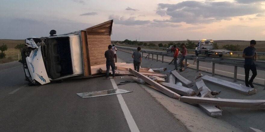 Konya'da Kamyonet Devrildi: 1 Yaralı