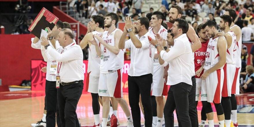 A Milli Erkek Basketbol Takımı Umutlarını Son Maça Taşıdı