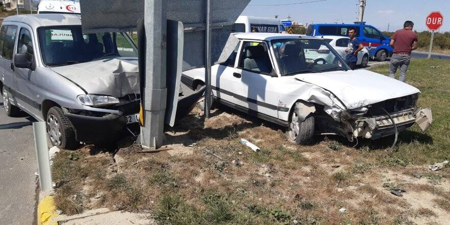 Konya'da Hafif Ticari Araç İle Otomobil Çarpıştı: 7 Yaralı
