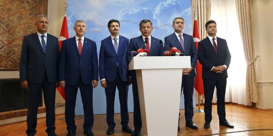 Ahmet Davutoğlu AK Parti'den istifa etti