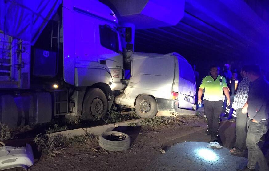 Konya'da Minibüs İle Tır Çarpıştı: 1 Ölü