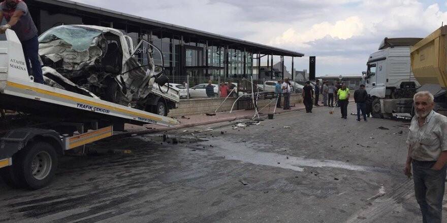 Kamyonet ile hafriyat kamyonu çarpıştı: 1 ölü, 2 yaralı