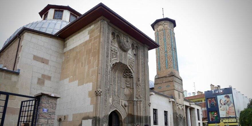 İnce Minareli Medrese Mimarisiyle Ziyaretçilerini Cezbediyor