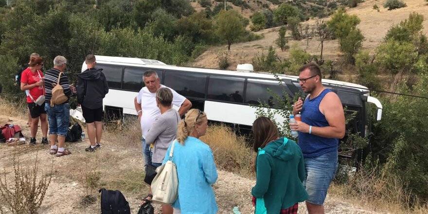 Konya'da Turistleri Taşıyan Otobüs Şarampole Devrildi: 3 Yaralı