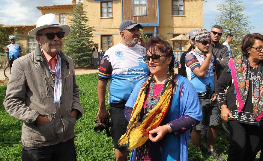 Sonsuz Şükran köyüne 'Yüreğiyle yürüyenler' kadın heykeli