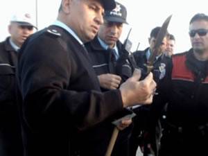 Bıçakla Polisin Üzerine Yürüdü