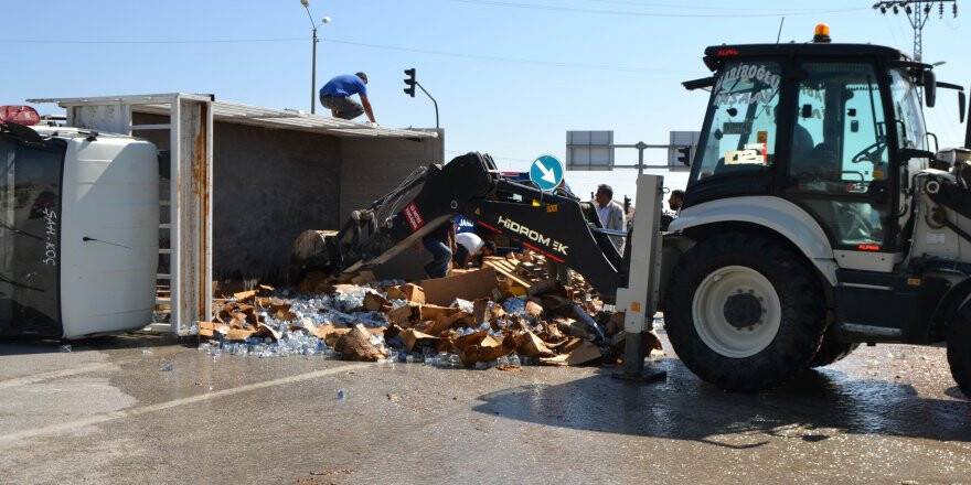 Konya’da su yüklü kamyonet devrildi: 2 yaralı