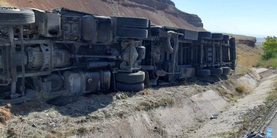 Ankara-Konya Yolunda Tır Devrildi
