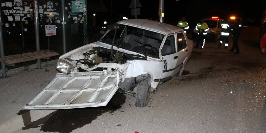 Konya'da otomobil direğe çarptı: 2 yaralı