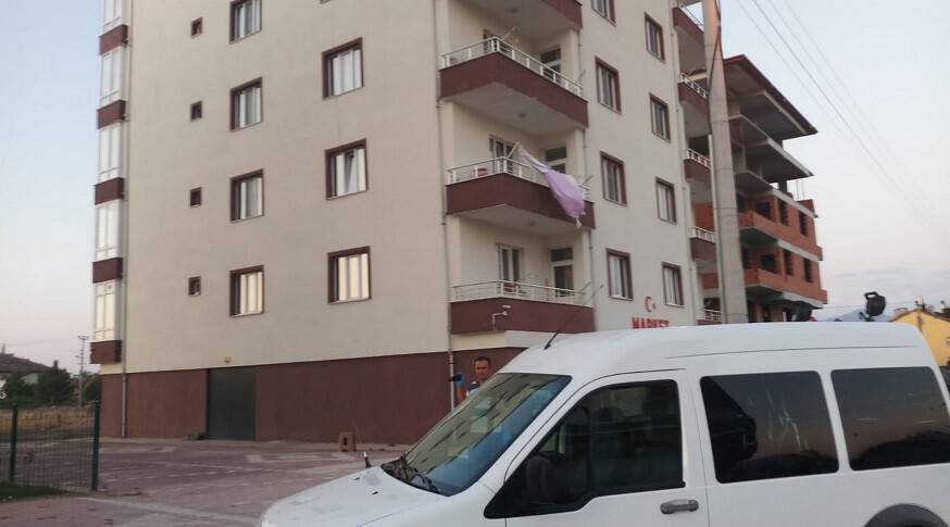 Üçüncü kattan düşen kadın hayatını kaybetti