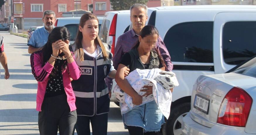 Hırsızlık şüphelisi kucağında bebeğiyle emniyete getirildi