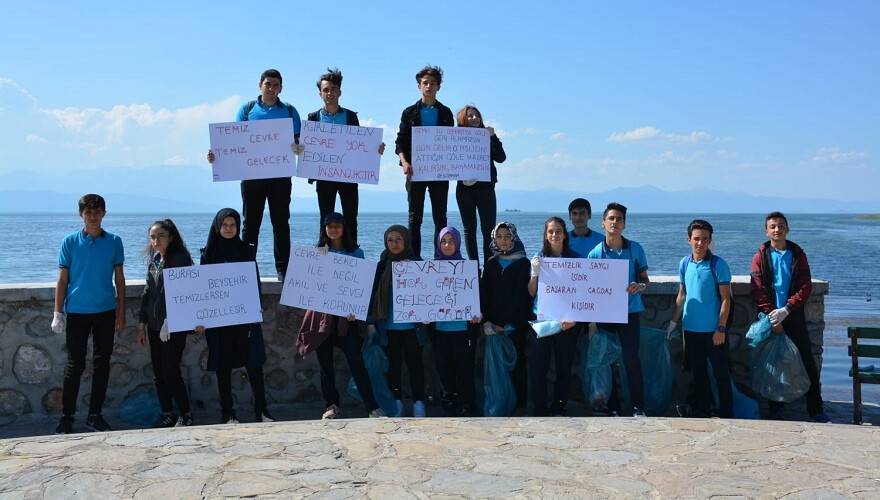 Beyşehir'de öğrencilerden göl kenarındaki parkta çöp topladı
