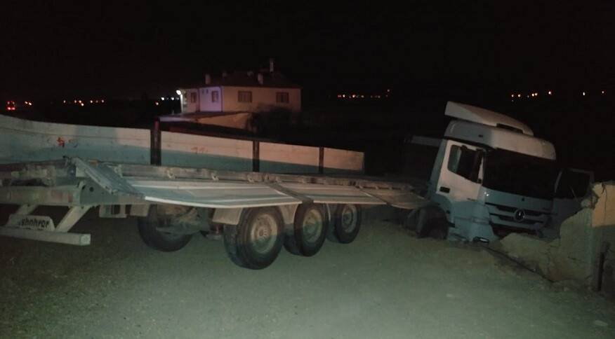 Traverten taşı yüklü tır yoldan çıktı: 1 yaralı