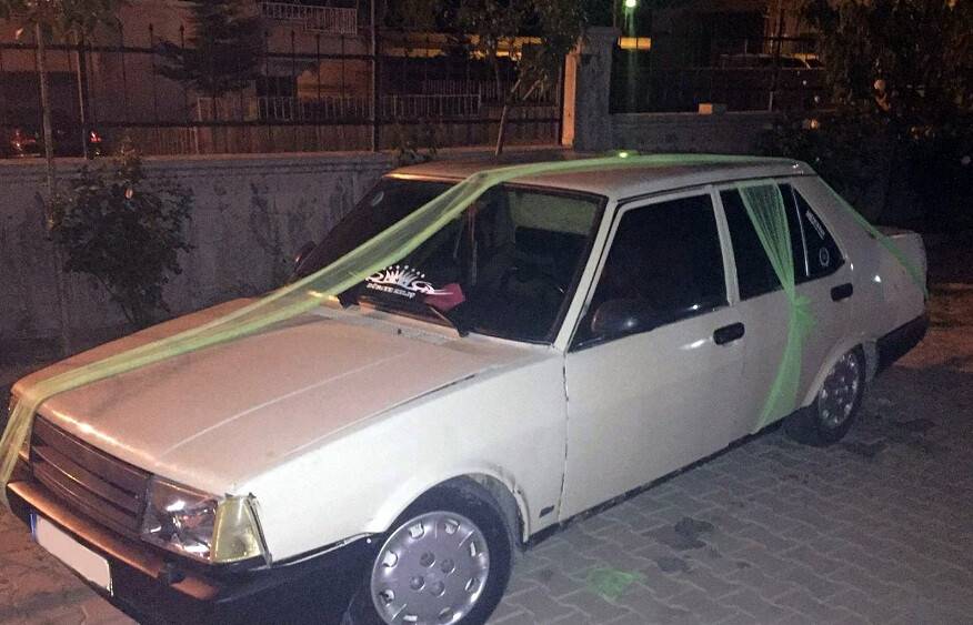 Gelin arabası gibi süslenen otomobilde uyuşturucu ele geçirildi