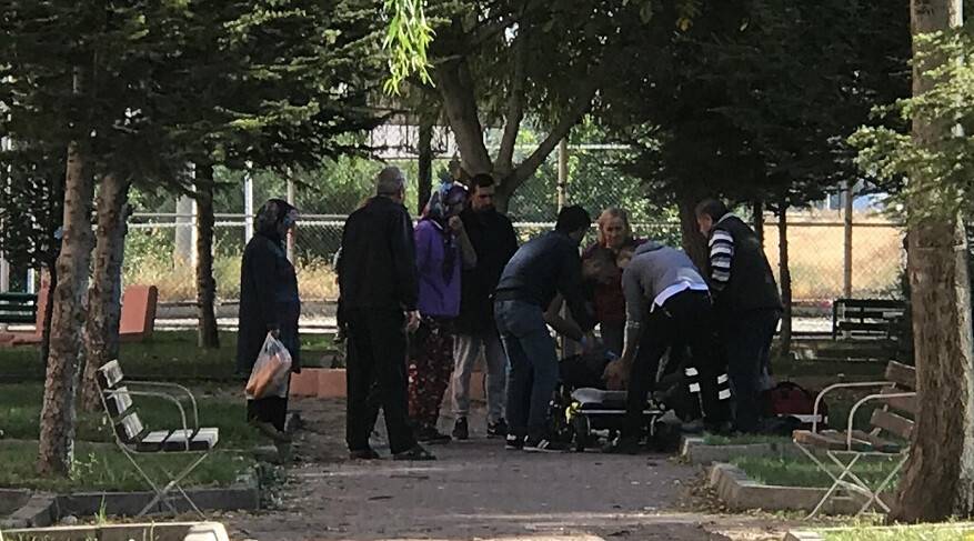Yüksek gerilim hattına atılan kabloyu almak isterken ağır yaralandı
