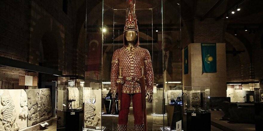'Altın Elbiseli Adam'ın Türkiye Yolculuğu Sona Eriyor