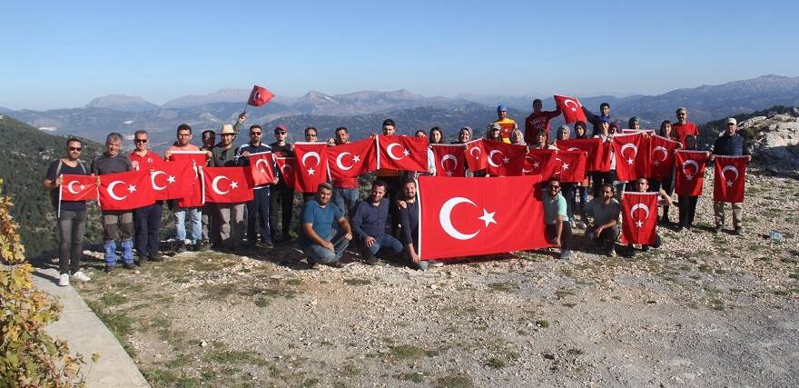 Doğaseverlerden Mehmetçiğe destek tırmanışı