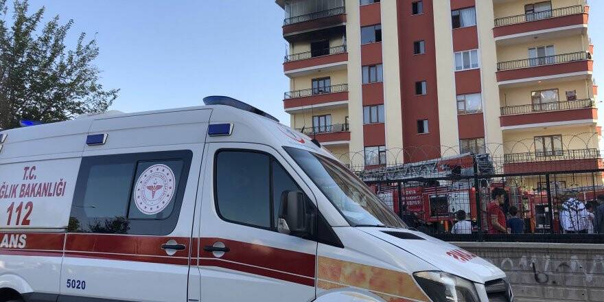 Apartmanda çıkan yangında 7 kişi dumandan etkilendi