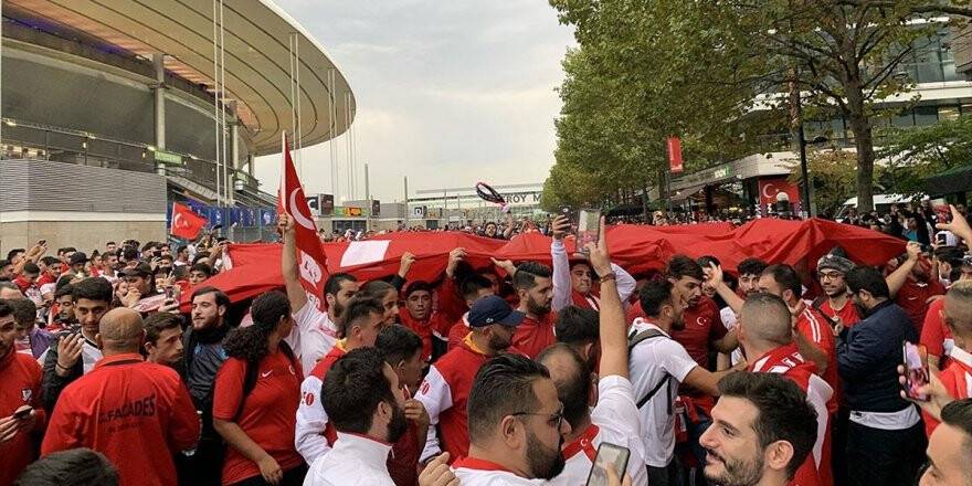 Fransa'da Maç Öncesinde Türkiye Tezahüratları