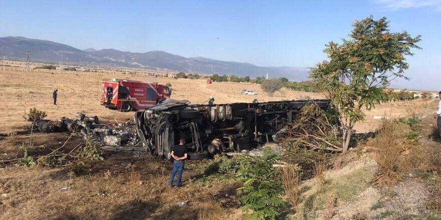 Akşehir'de Şarampole Yuvarlanan Tır Alev Aldı