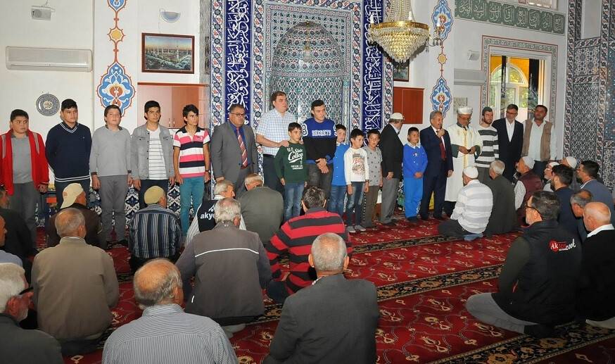 Akşehir’de camiye giden çocuklar ödüllendirildi