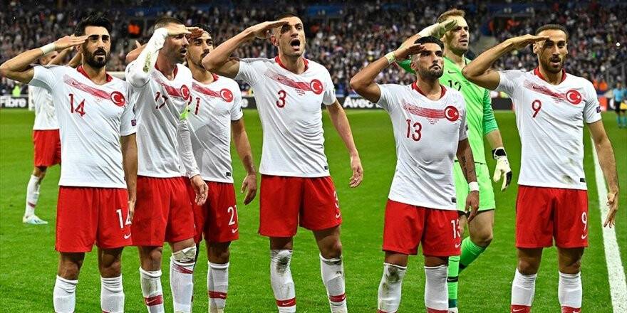 Uefa'nın En İyi 11'inde İki Türk Oyuncu Yer Aldı