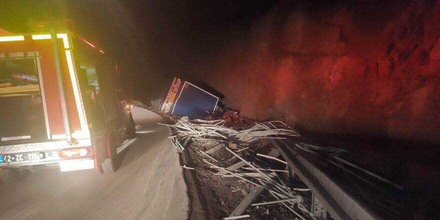Konya'da Devrilen Tırın Sürücüsü Öldü