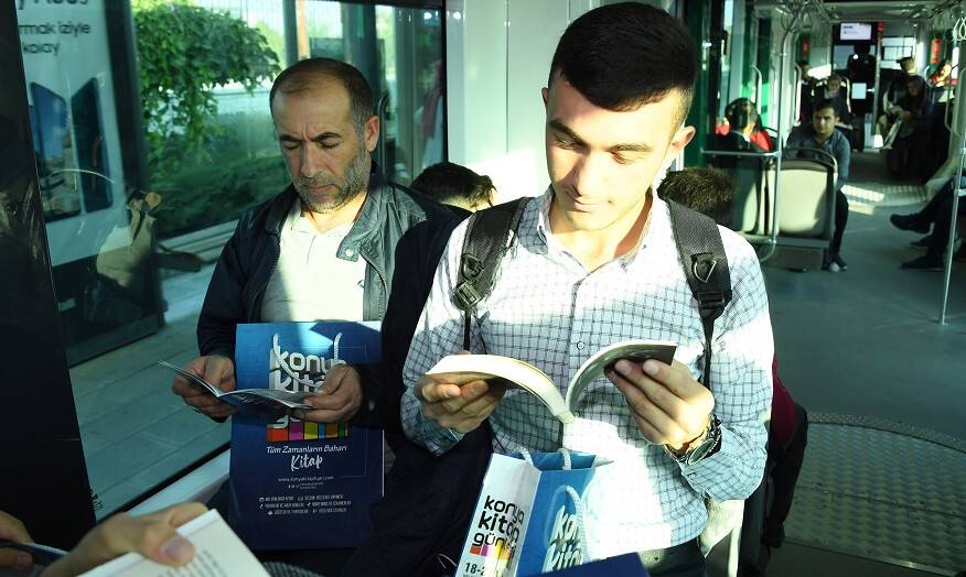 Büyükşehir’den tramvayda kitap sürprizi