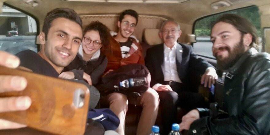 Kılıçdaroğlu Otostop Çeken Öğrencileri Kampüse Bıraktı