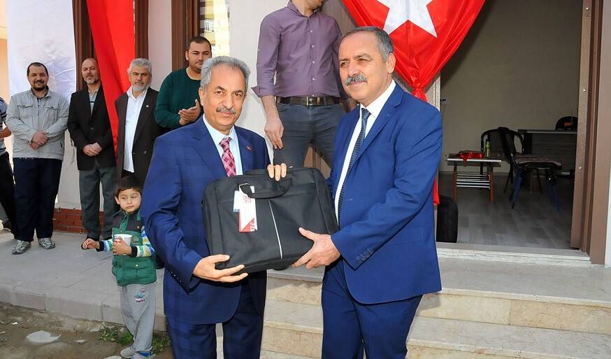Akşehir’de muhtarlara dizüstü bilgisayar verildi