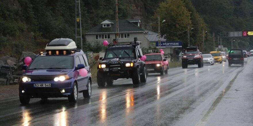 Meme Kanserine Dikkat Çekmek İçin Pembe Balonlu Konvoy Oluşturdular