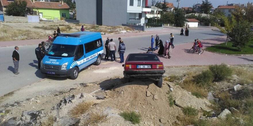 Ehliyetsiz sürücü polisten kaçarken anneyle kızına çarpıp kum yığınına saplandı