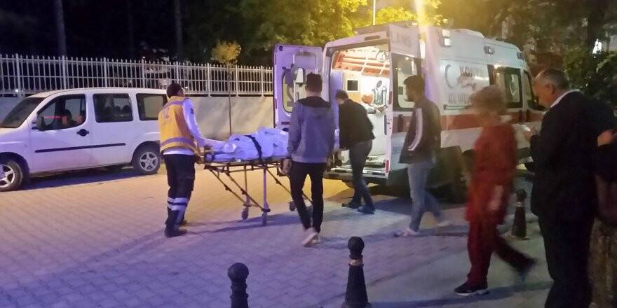 Askıda kalan traktörün dönen tekerine takılan sürücü yaralandı