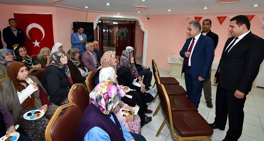 Vali Toprak huzurevi sakinleriyle bir arada