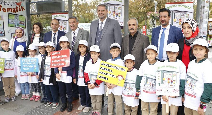 Durakta bekleyen vatandaşlara matematiği sevdirecek