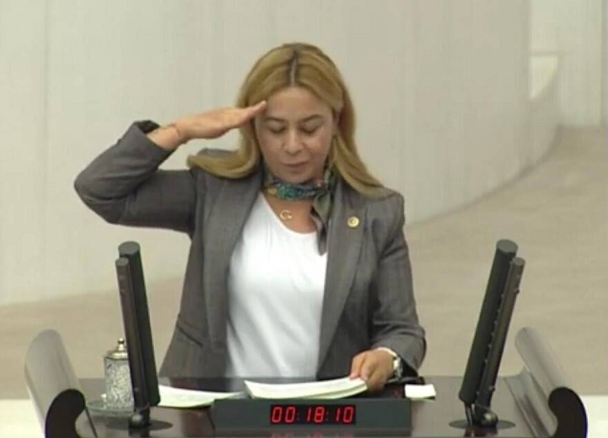 MHP’li kadın milletvekilinden TBMM’de asker selamı