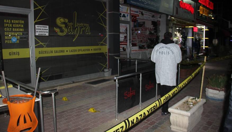 Kavgada bir kişi yaralandı dükkan camlarını sopa ve masayla kırdılar