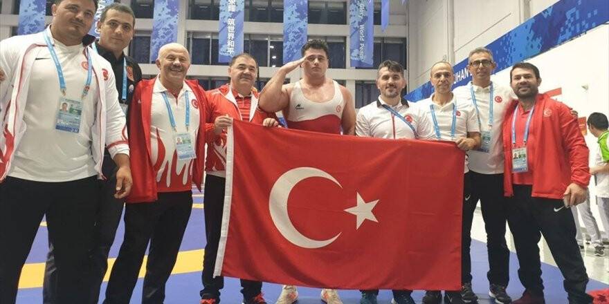 Rıza Kayaalp'ten Altın Madalya