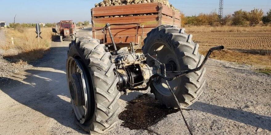 Konya'da Tren Hemzemin Geçitte Traktöre Çarptı