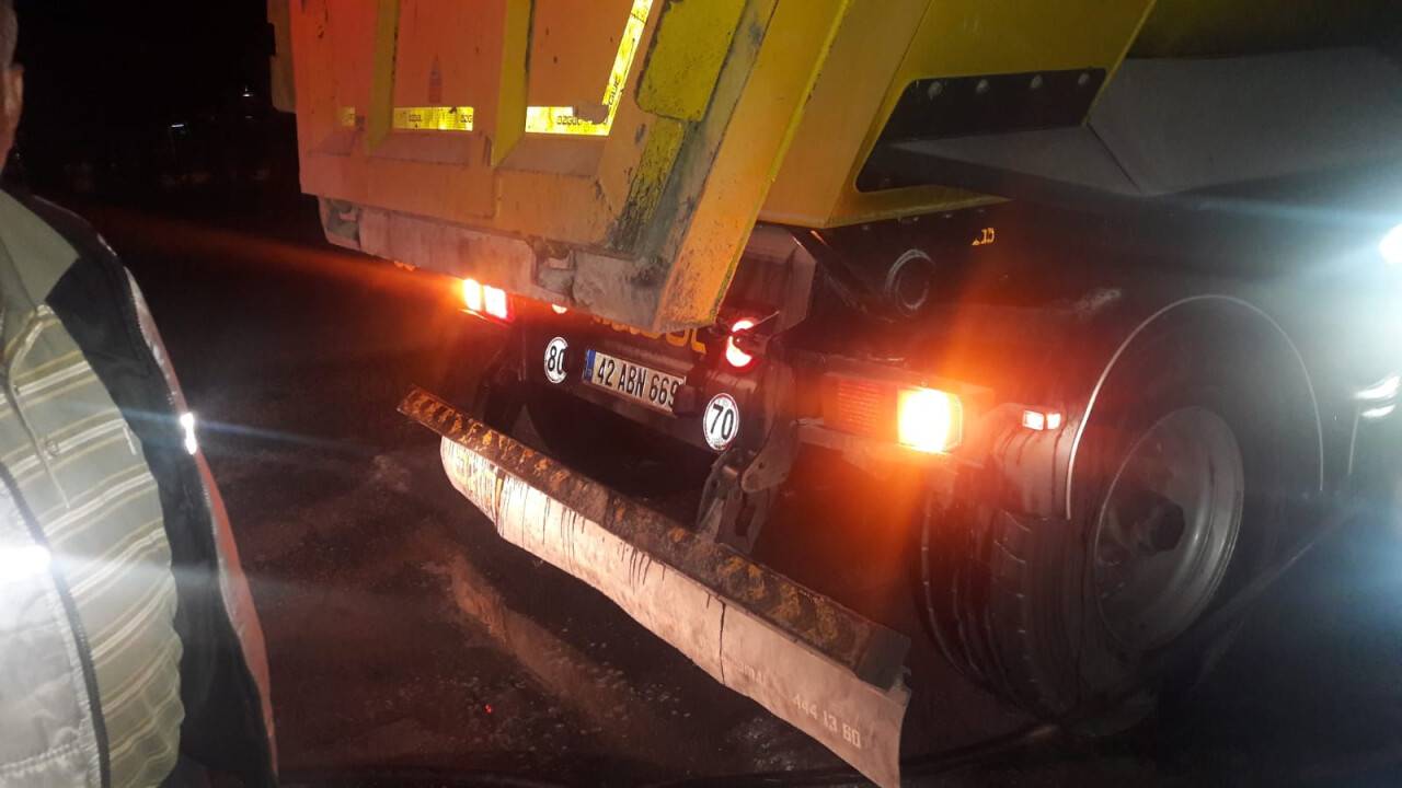 Tırın tekerleri alev aldı