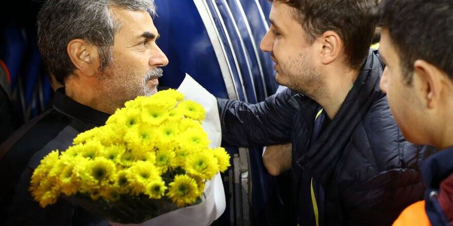  Fenerbahçe taraftarından Aykut Kocaman’a çiçek