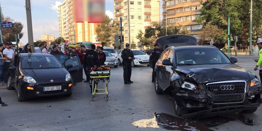 Konya'da iki otomobil çarpıştı: 3 yaralı