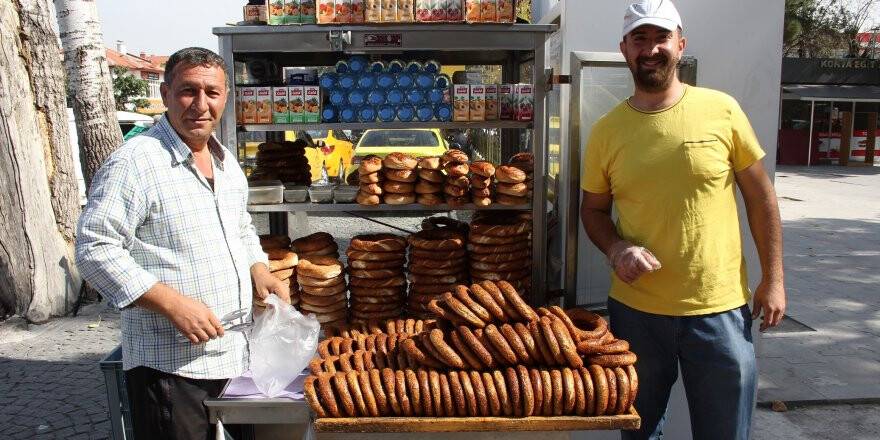 Simitçi Baba Ve Oğulun Hastane Önünde "Ekmek" Mesaisi