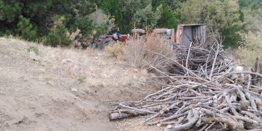 Odun Yüklü Traktör Dereye Uçtu: 1 Yaralı