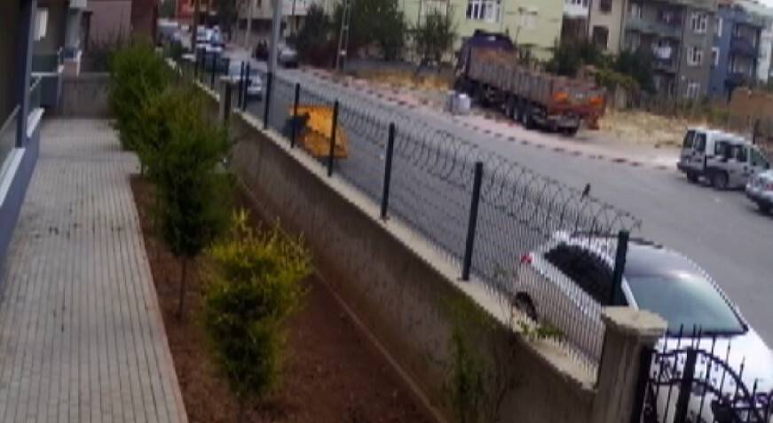 Apartmanın demir kapısını söküp götürdü