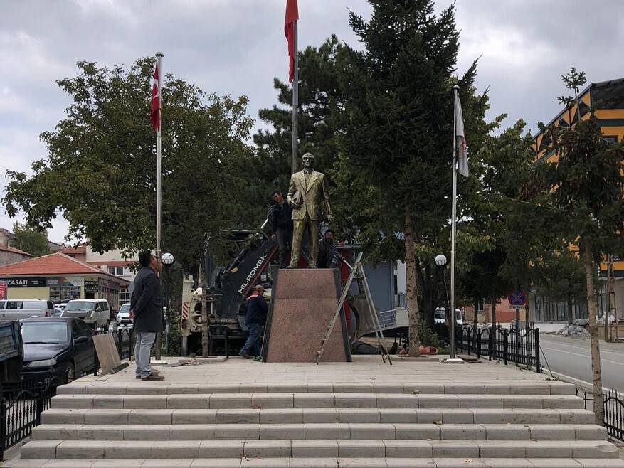 Hüyük'te Atatürk Anıtı ve kaidesi yenilendi