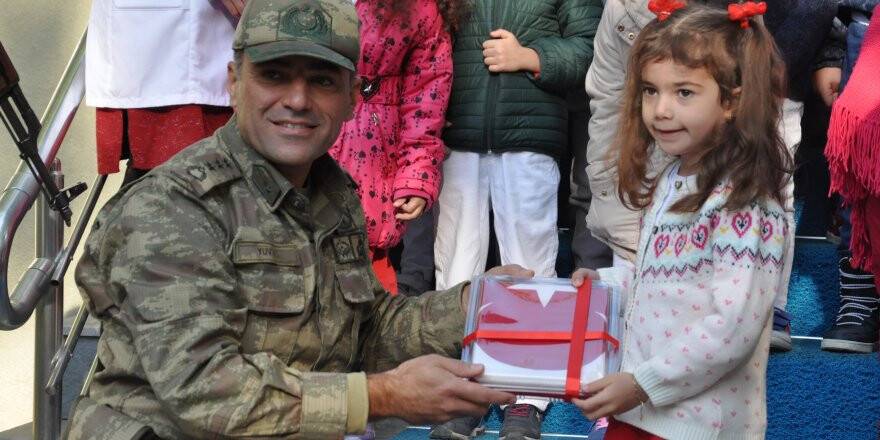 Şehit Kızı Kendisine Emanet Edilen Türk Bayrağını Komutana Verdi