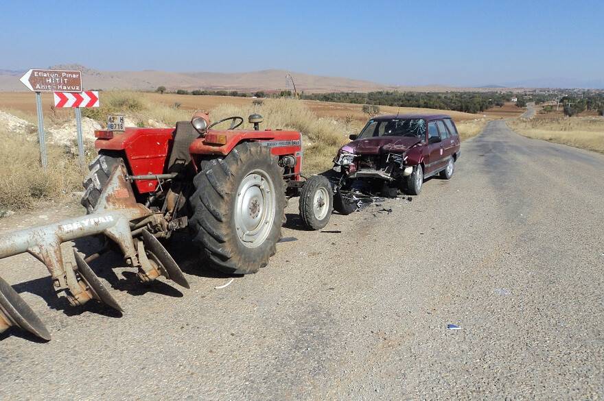 Traktörle otomobil çarpıştı: 2 yaralı