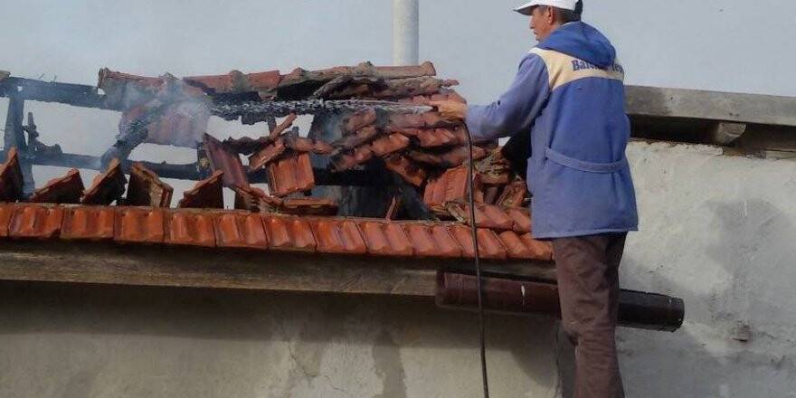 Samanlıkta çıkan yangını hortumla söndürmeye çalıştı